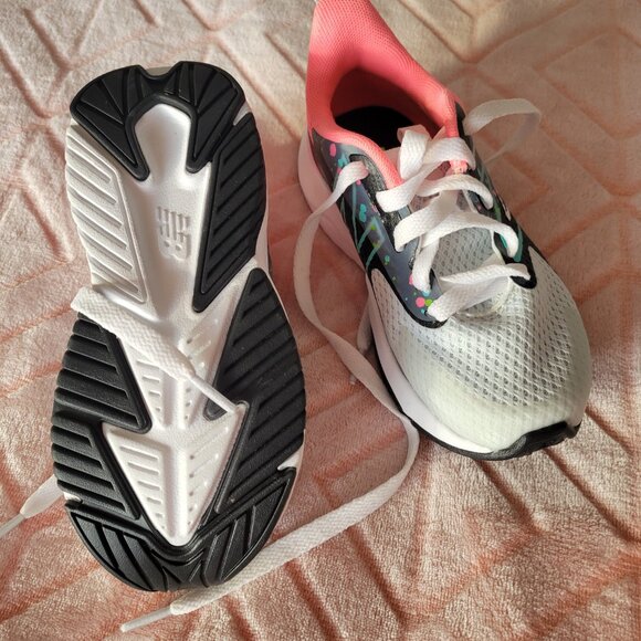 New Balance size 10.5 child shoes - Picture 2 of 2